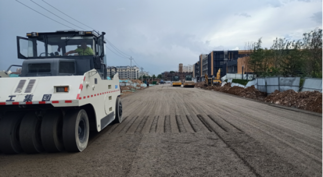 朱家、菜園、三里社區配套道路提升改造工程西一路水泥穩定碎石攤鋪完成