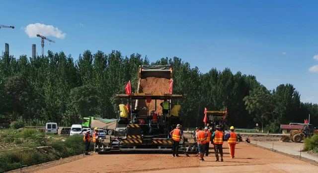 中衛下河沿黃河公路大橋級配碎石底基層試驗段順利實施